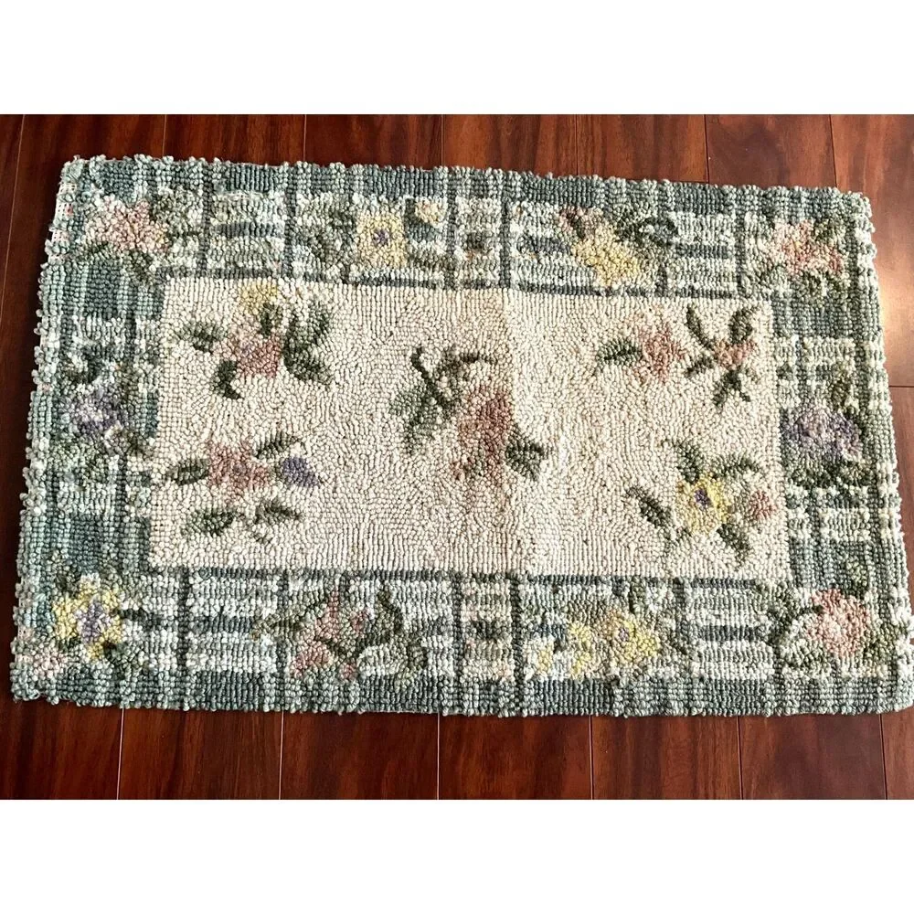 Beautiful vintage floral hook rug 18 1/2
